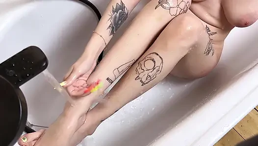 Masturbation in der Badewanne, ein wasserstrahl bring mich zum kommen