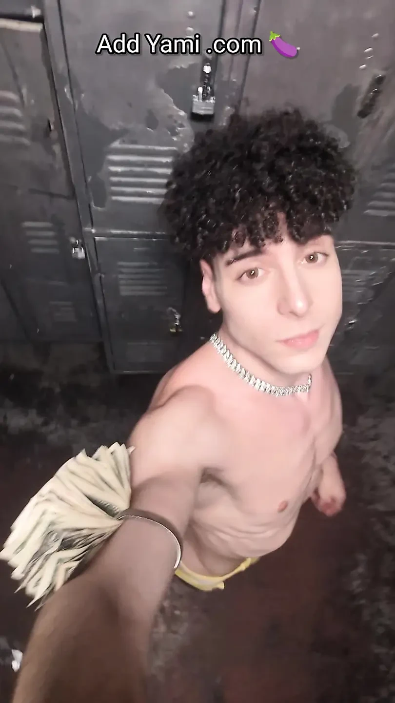 TikTok famosa teen si spoglia in pubblico nei raves e nel club