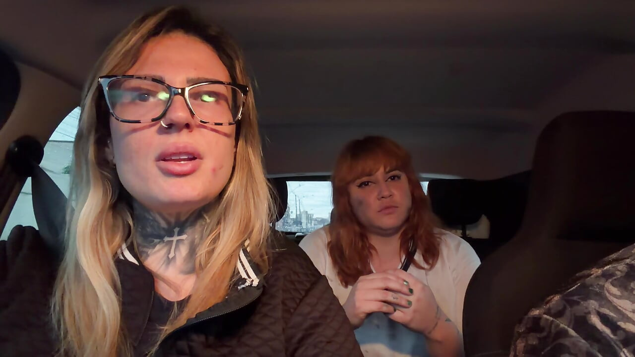 Femeie de tocat din carton a fost excitată când ne-a văzut