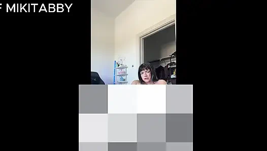 SEVIMLI KıZ MIKI'NIN EMIYOR VE BINIYOR