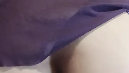 Pantat bahenol cewek semok ini lagi asik ngentot dildo dengan lingerie ungu
