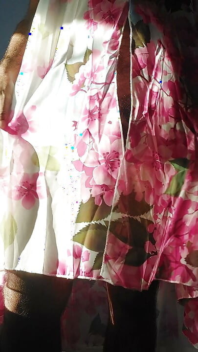 Shemale som onanerer og spruter i en silkemyk, gjennomsiktig chiffon kjole med blomster
