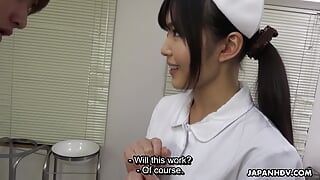 一名日本护士shino Aoi在医生办公室无码地吹了病人的鸡巴。