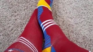 Mis pies y piernas en calcetines de superhéroe