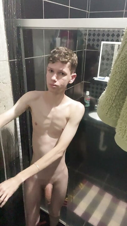 Ein Twink zeigt seinen Körper und ist nackt unter der Dusche