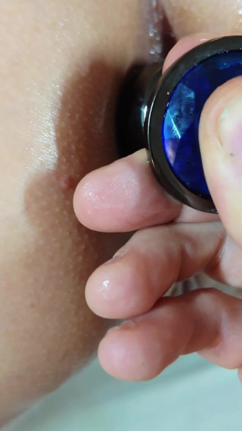 يلعب بثقوبها ويمارس الجنس معها من الخلف | مقطع 1