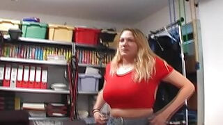 Cachonda rubia alemana con sus tetas naturales cubiertas con semen caliente