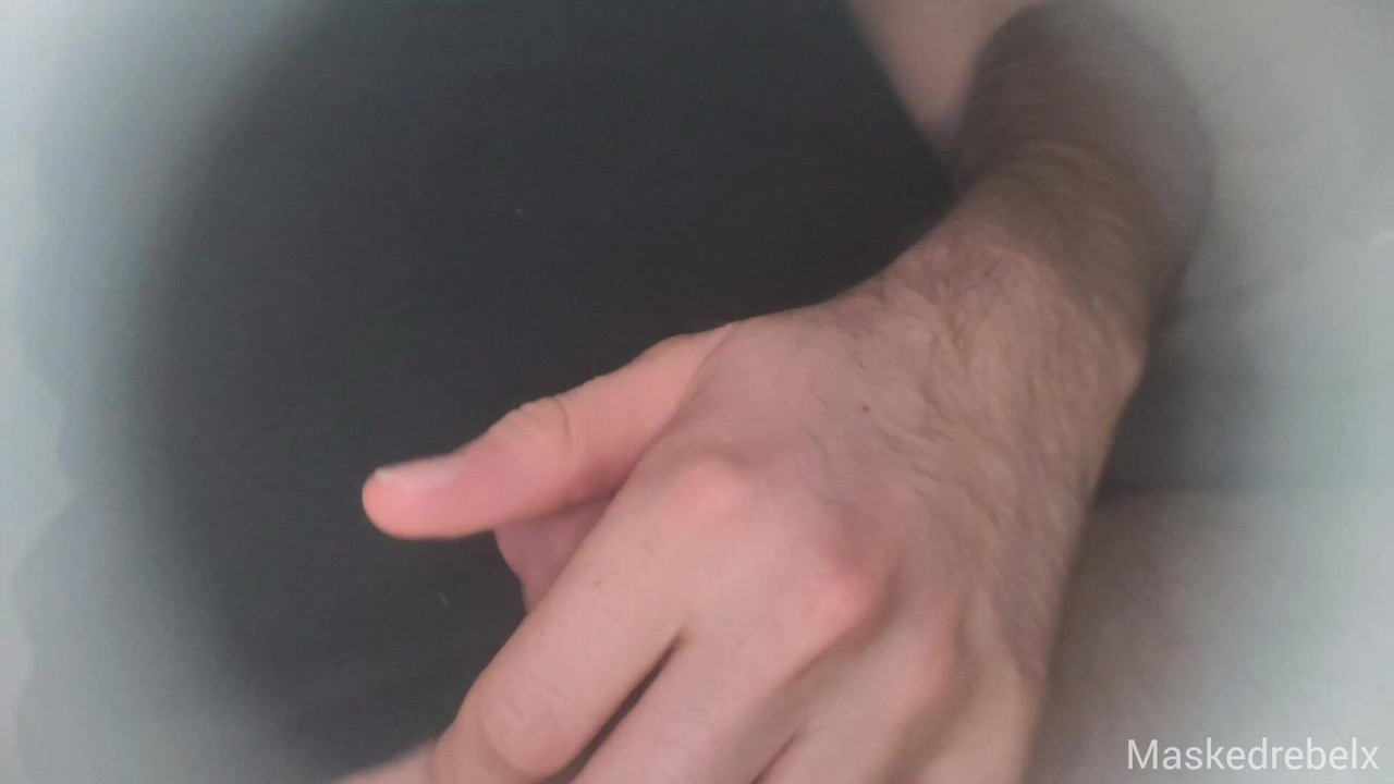 男人在他的床上撸管