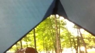Sexy Mädchen in einem Zelt