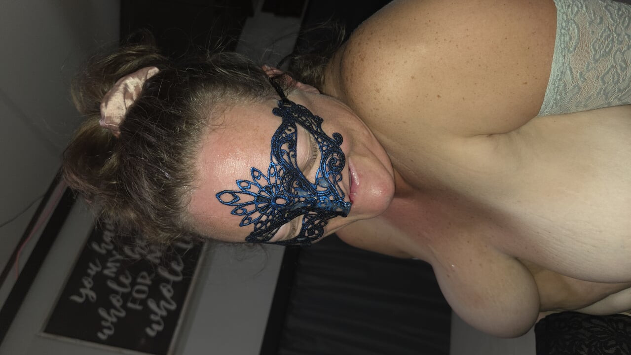 La esposa se enoja con el semen, digamos que los tratamientos faciales no son su favorito