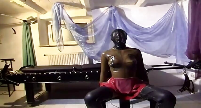 Maskeli piliçle bdsm eylemi
