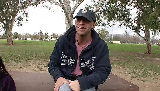 Brunette semok disetubuhi dalam aksi cuckold hardcore