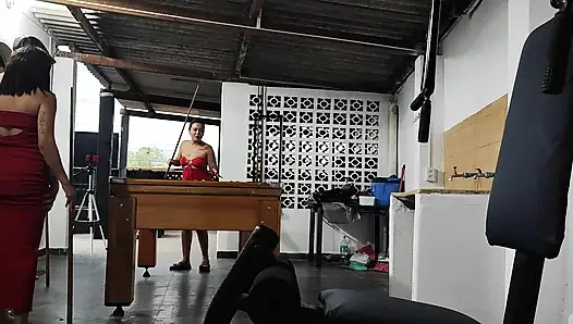 Игра в бильярд с сводными сёстрами, двумя большими хвостами