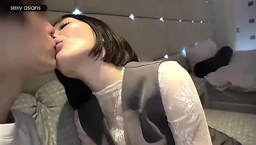 Eski model güzellik veda gecesi. Evlenmeden önce son bir vahşi seans iki derin dölleme ile bitiyor
