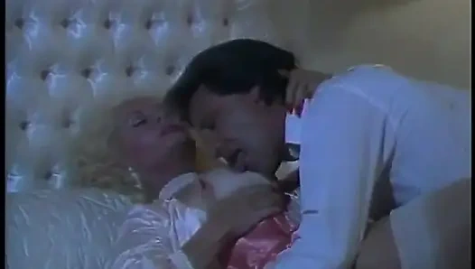 Geile weibliche eltern in sexy dessous reitet steinharten schwanz in einer dampfigen sexcapade im schlafzimmer