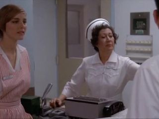 Candice Rialson en enfermeras de rayas