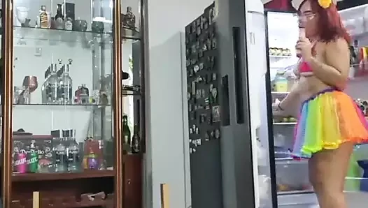 Seksi temizlikçi mutfağı temizlerken ateşli oluyor ve sikiliyor