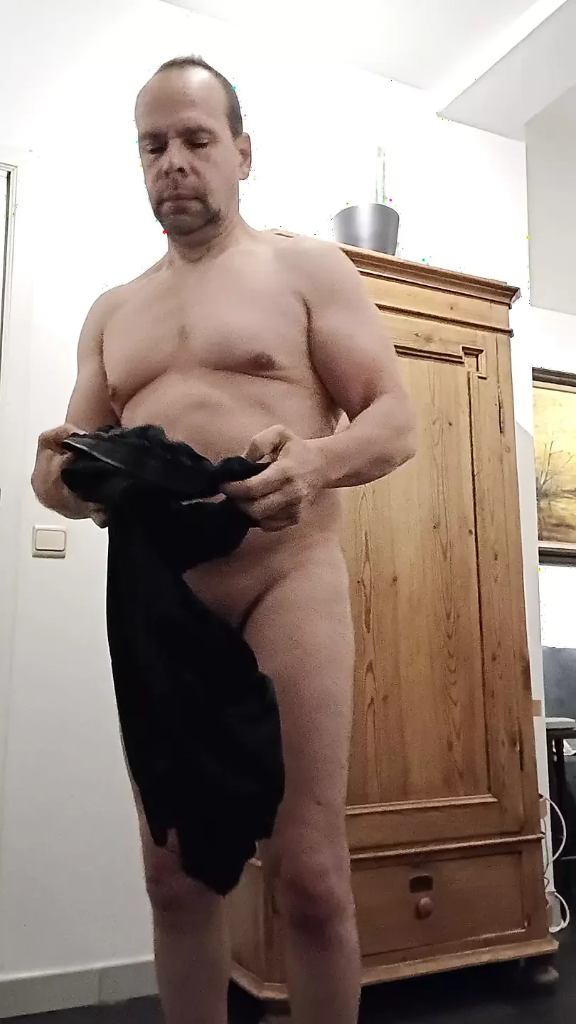 Mi spoglio, vengo in mano e ti mostro lo schizzo di sperma