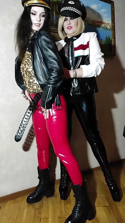 Két latexes úrnő