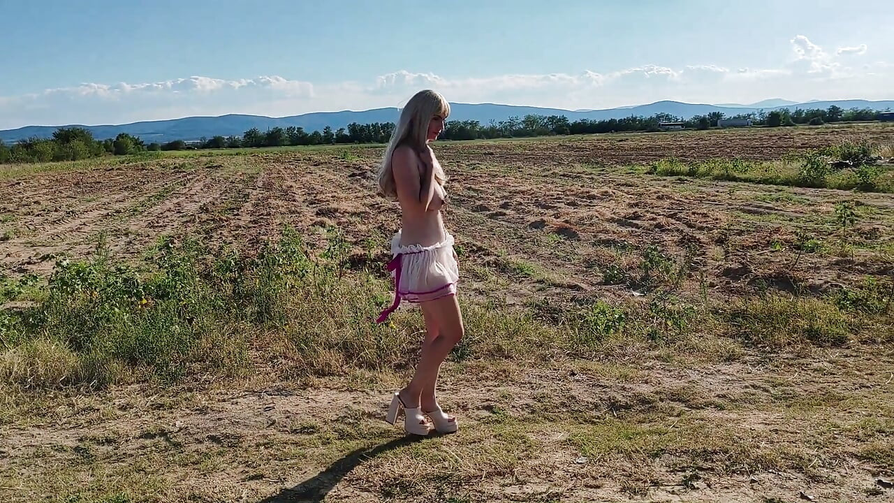 Slav Tih Ie går i kjol och klitoris kedjor