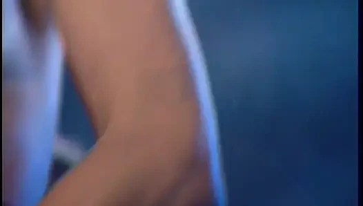 Cewek hot rambut cokelat ini diajak nyepong kontol besar sampai wajahnya dicrot sperma hangat