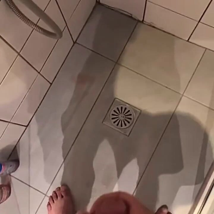Cumshot i brusebadet