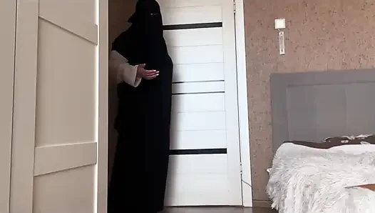 Arap üvey anne üvey oğlunu külotlu çoraplı seksi bacaklarıyla teselli ediyor