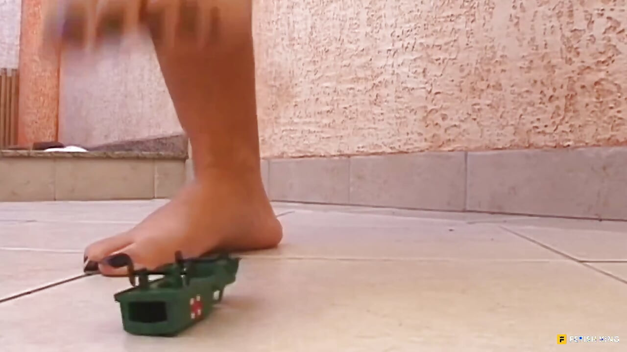Fetish Kaki Dengan Askar Mainan - Kaki seksi yang melampau