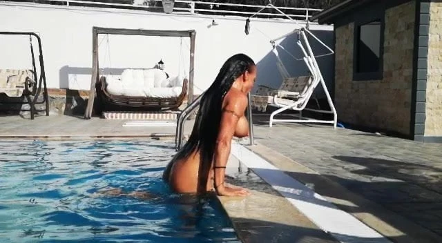 Aniela in pool
