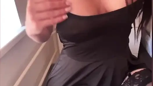 Ibu tiri dengan stoking seksi dengan toket besar kenyal