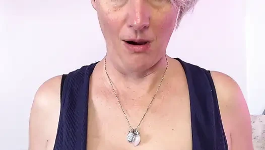 Heiße MILf gibt einem jüngeren typen wichsanleitung bei ihrem ersten date, um zu sehen, wie sehr er abspritzen kann