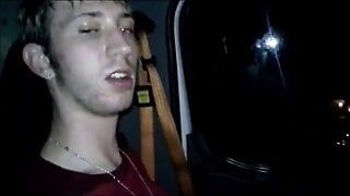 Ragazzo succhia il cazzo alla fermata del camion con CIM e ingoia