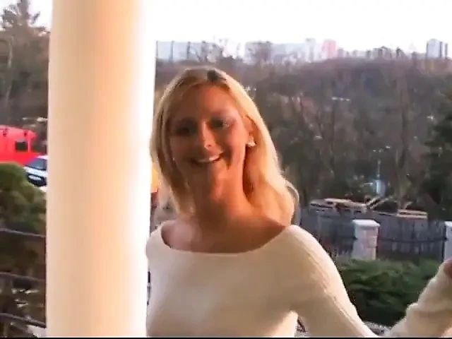 拥有完美奶子和屁股的漂亮金发婊子给摄影师口交