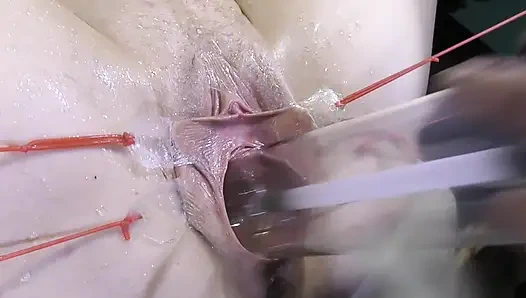 Далеко распространённая киска крупным планом, трахается с лампой на 1000 ватт