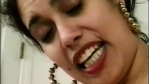 Pantat mungil cewek nakal rambut cokelat ini dientot habis-habisan sama kontol raksasa pria kulit hitam