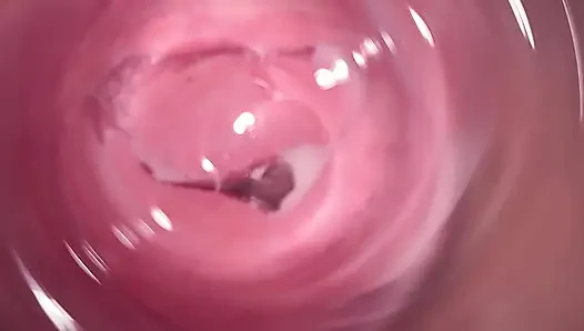 Kamera tief in Mias kleiner, sahniger vagina