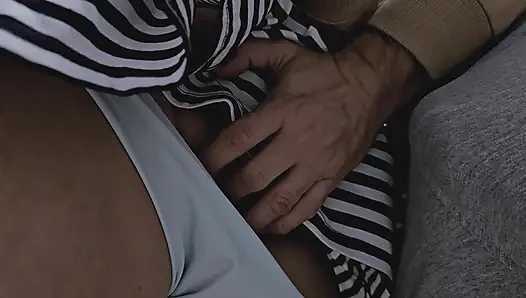 Cewek sange ini ketemu sama orang asing di dalam bus yang nggak malu untuk fingering memeknya sampai crot di celana dalamnya