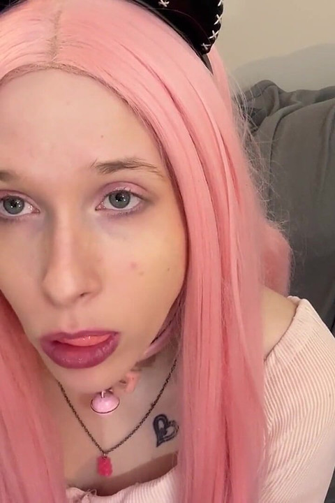 Brattige Bubblegum-schlampe Bläst Blasen