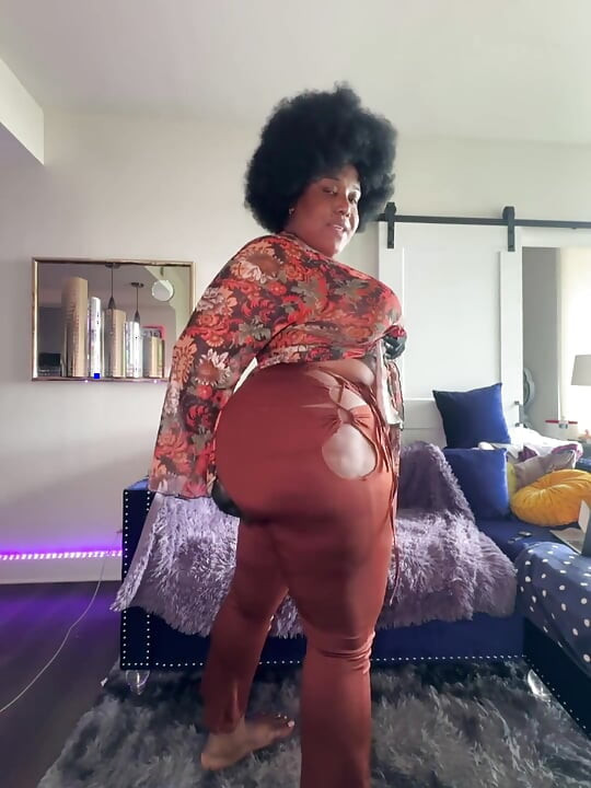 Foxxxy Cleopatra streelt haar bbd groot