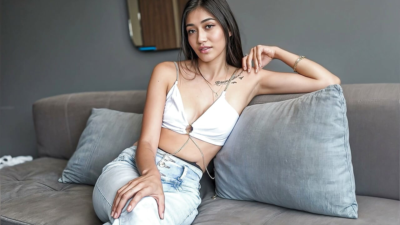 LATINA TEEN KURUS ini bilang Kanada sepadan... jadi aku meregangkan MEMEK ketatnya di sofa