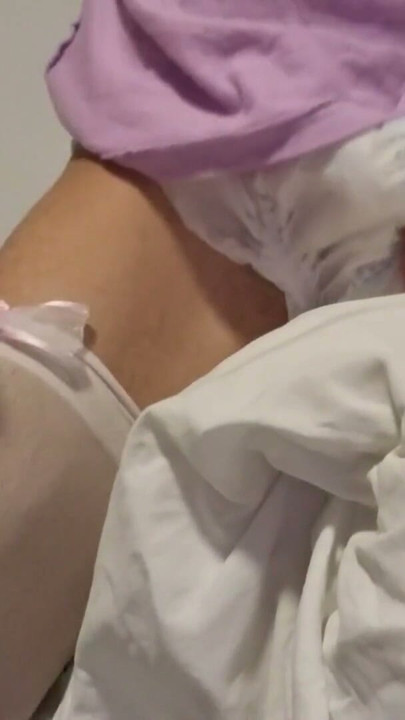 베개를 흥얼거리는 ABDL 기저귀 Sissy | 클립 1