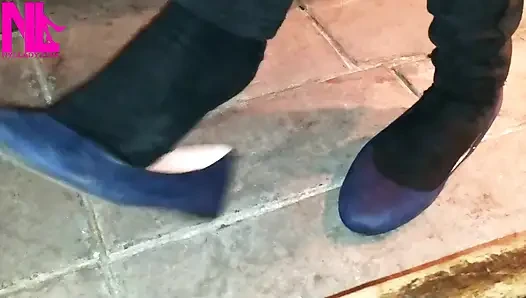 Menjuntai di Flat Balet Biru di bar