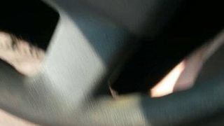 Masturbándose con vibra de polla en mi auto (público)
