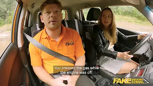 Fake Driving School - милфа-блондинка Julia Parker делает минет в машине, затем трахнули на улице над капотной сетью, хардкорный публичный секс