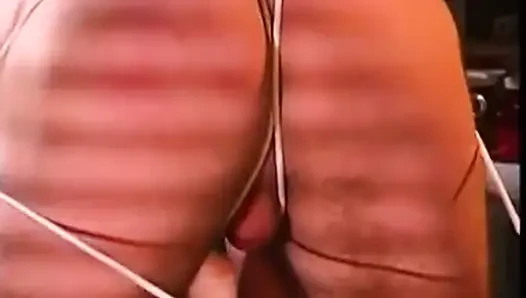 Asyalı sahibe kölesini bağlıyor
