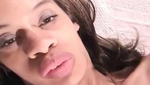 Güzel zenci hatun birkaç oyuncakla oynuyor