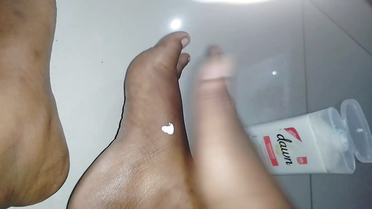 Linda  18+ presenta sus hermosos pies limpios para su disfrute a cambio de todos sus activos financieros.