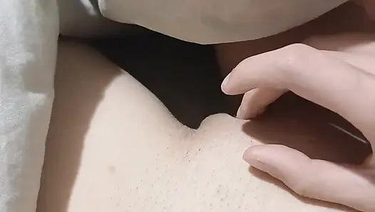 Ich masturbiere nachts riskant unter der decke neben meiner stiefschwester