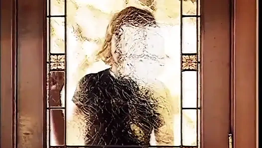 Невинная на вид блондинка предпочитает волосатую грудь