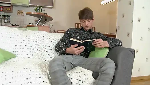 Koyu saçlı sürtük götüne sikiliyor